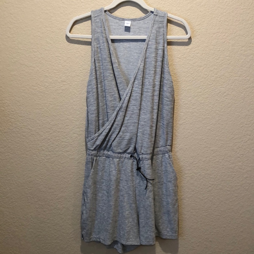 Women’s cross over romper. Cinch waist with pockets. EUC!